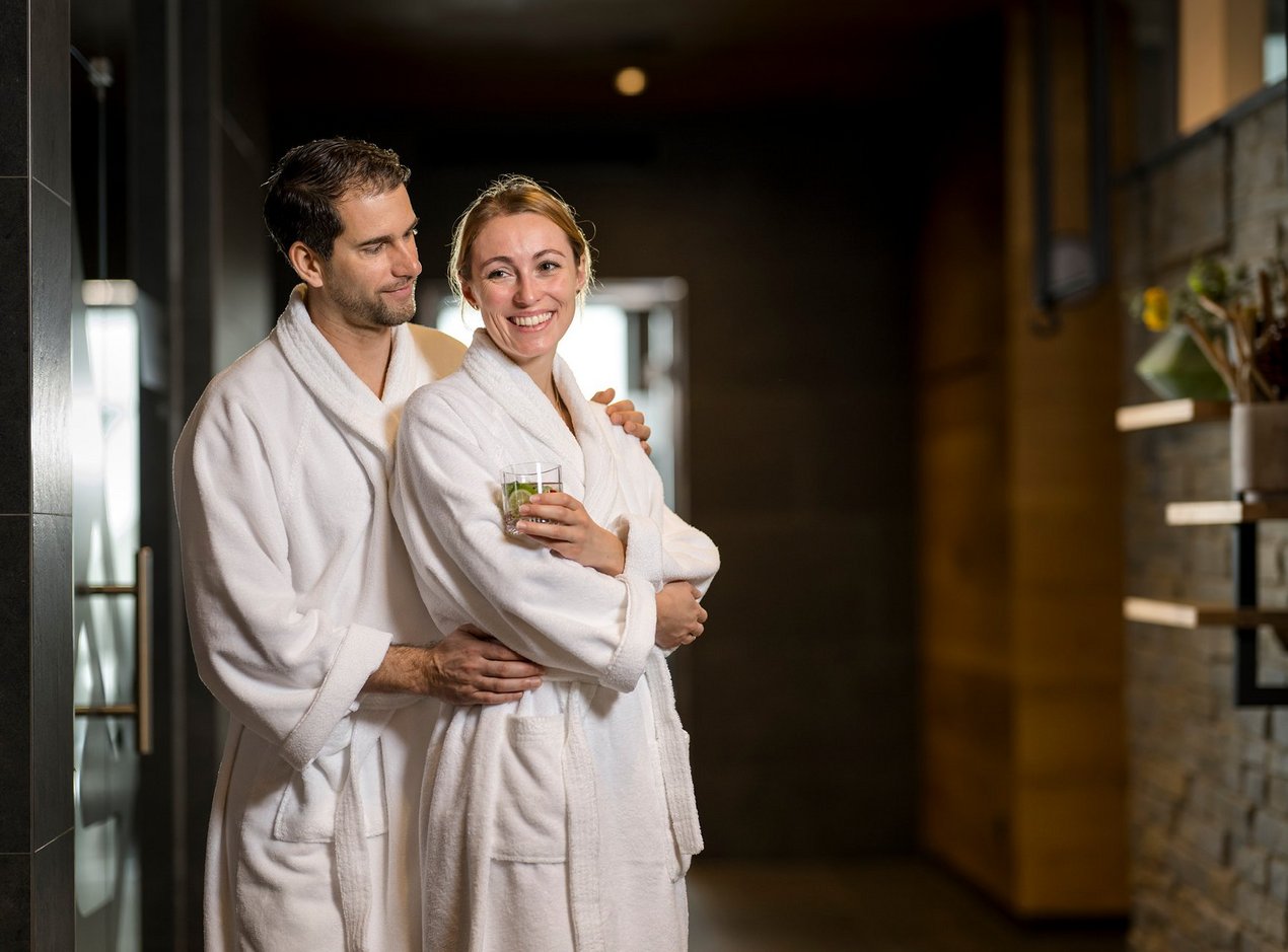 wellness-paar-header Pärchen im Bademantel im Wellness-Bereich