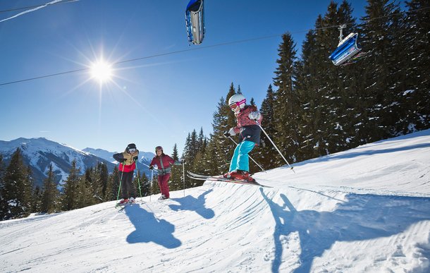 Familie im Skicircus Saalbach Hinterglemm