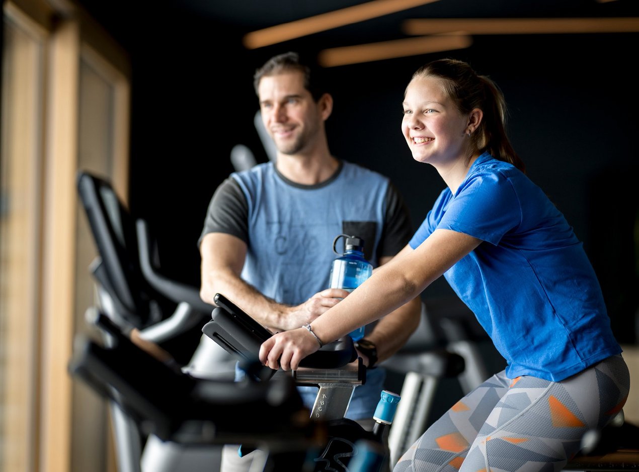fitness-header Junge Frau und Mann im Gym im Das Zwölferhaus