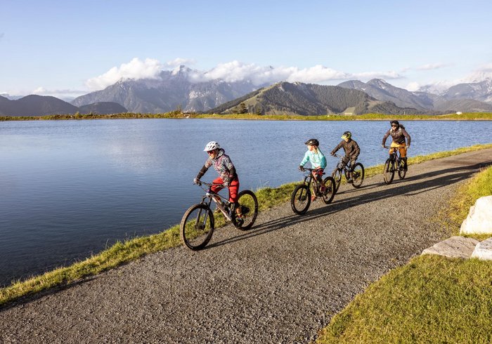 Familie beim Biken am See in Saalbach Hinterglemm