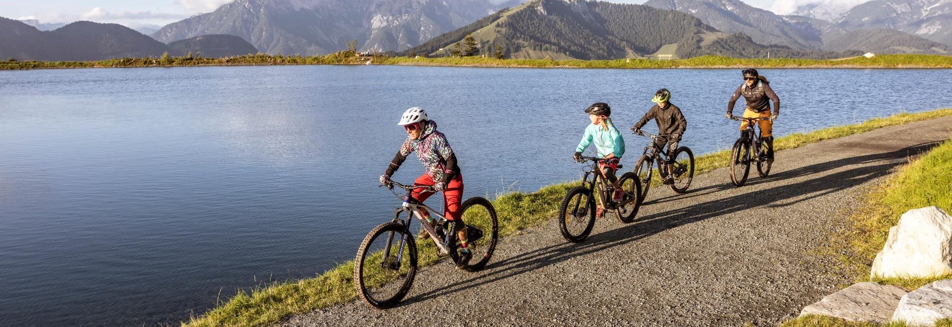 Familie beim Biken am See in Saalbach Hinterglemm