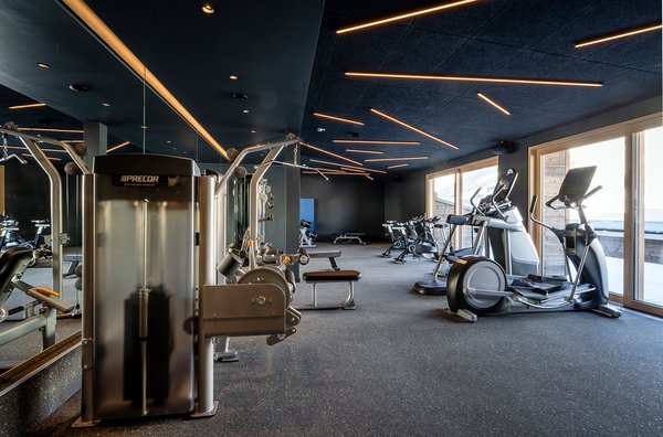 Fitness lounge with fitness equipment