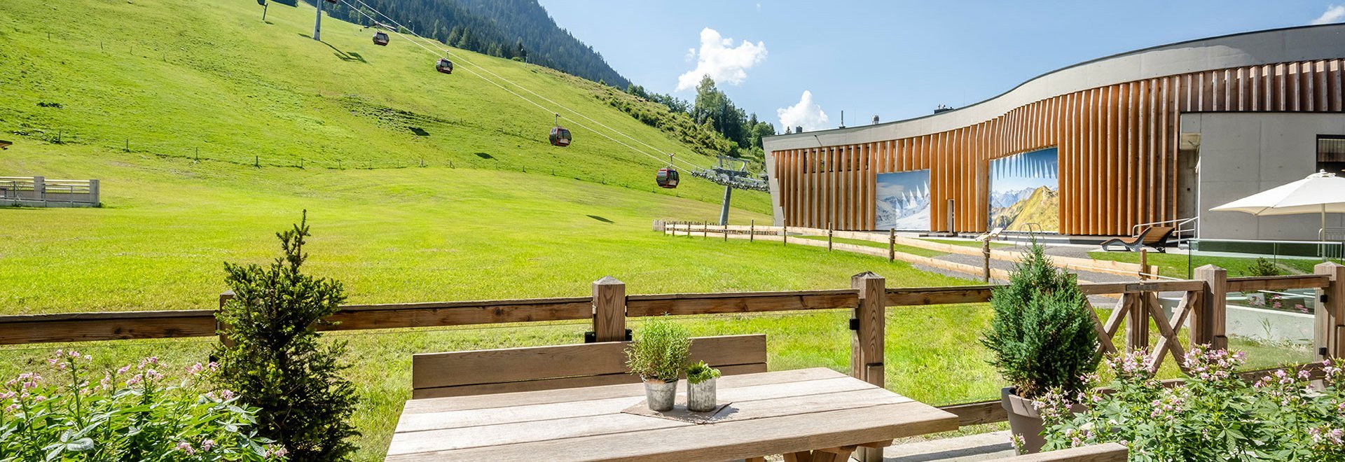 Blick vom Hotel Zwölferhaus zum Skilift