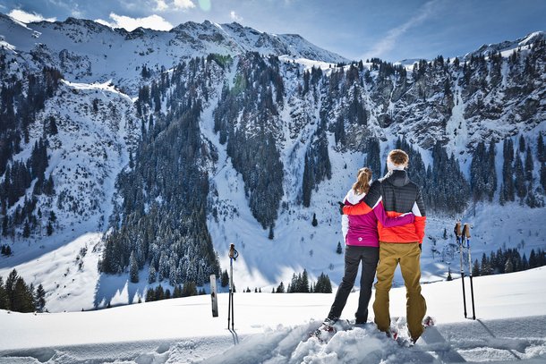 Paar beim Schneeschuhwandern