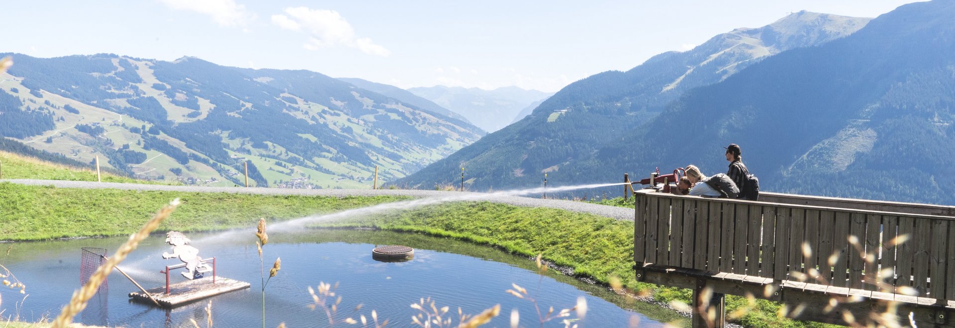Zwei Personen schießen mit einer Wasserkanone auf ein Ziel im See
