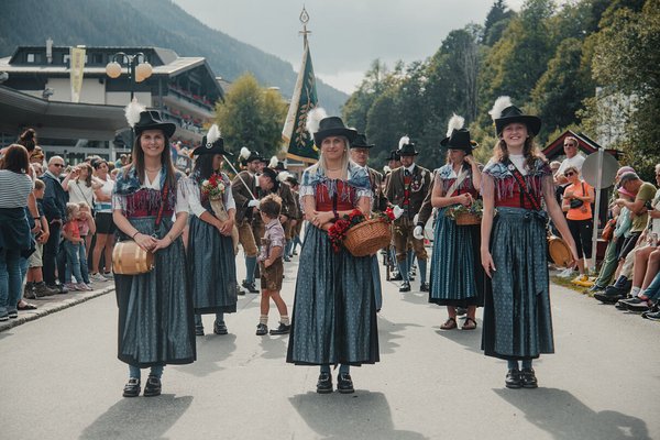 Trachtenumzug in Hinterglemm mit Frauen in Tracht