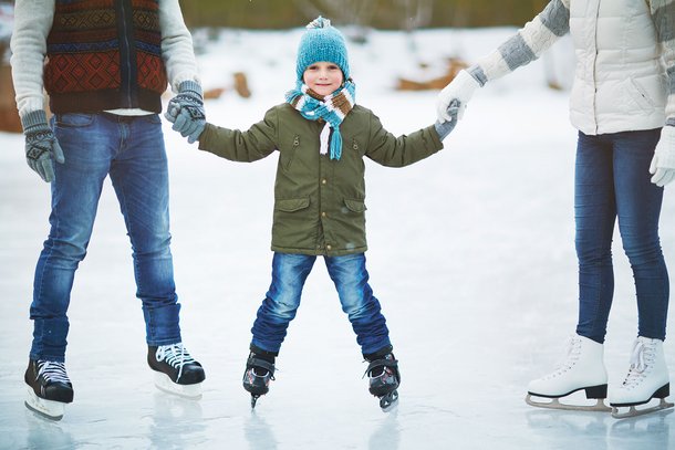Familie beim Eislaufen
