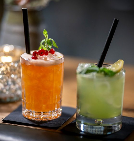 Zwei kreative Drinks mit Strohhalmen