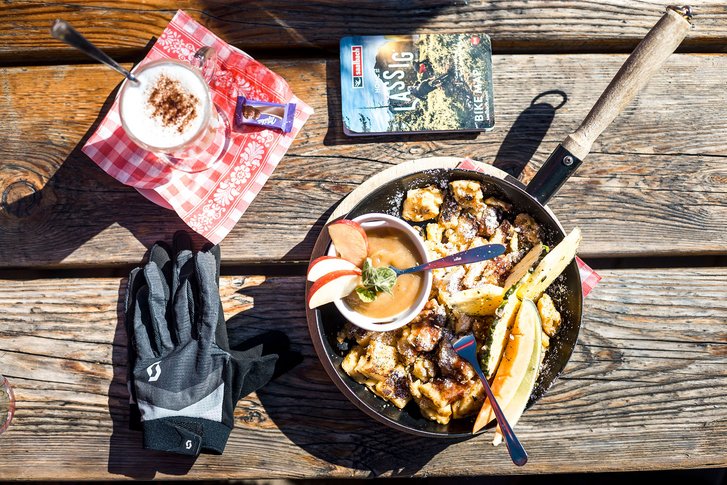 Zünftiges Essen auf der Hütte