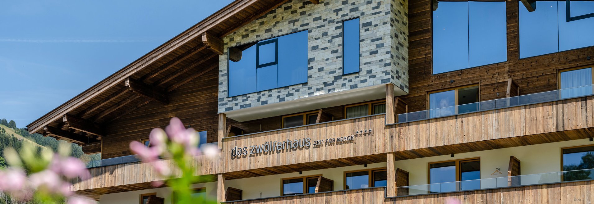 Außenansicht des Zwölferhauses im Sommer