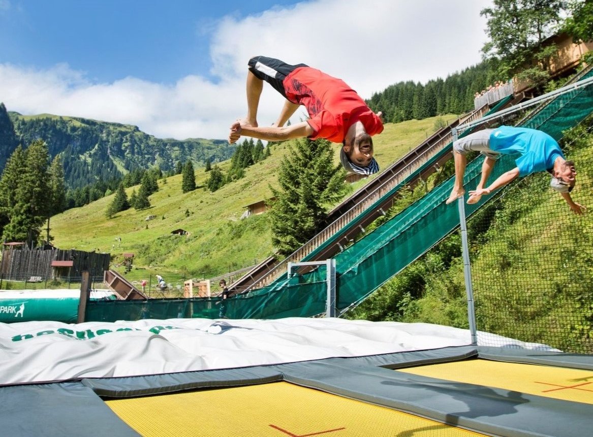 Zwei Männer beim Trampolinspringen in Saalbach Hinterglemm