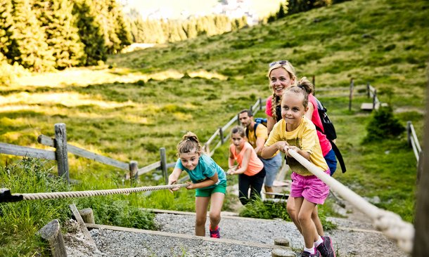 Familie im Urlaub in Saalbach Hinterglemm