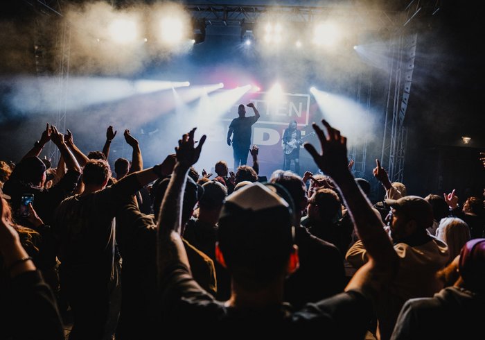 Publikum vor der Bühne bei einem Festival