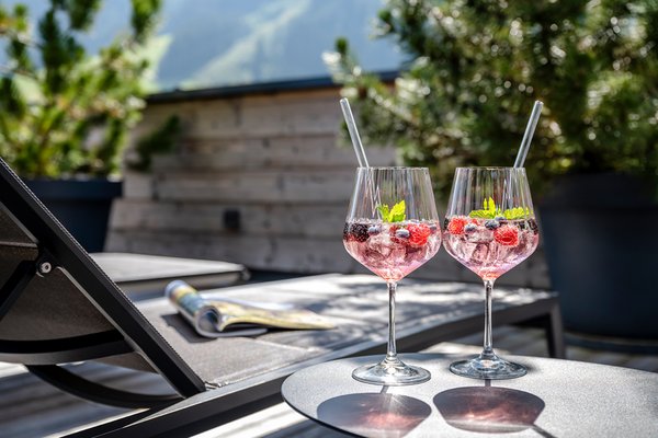 Zwei Cocktails auf Gartentisch