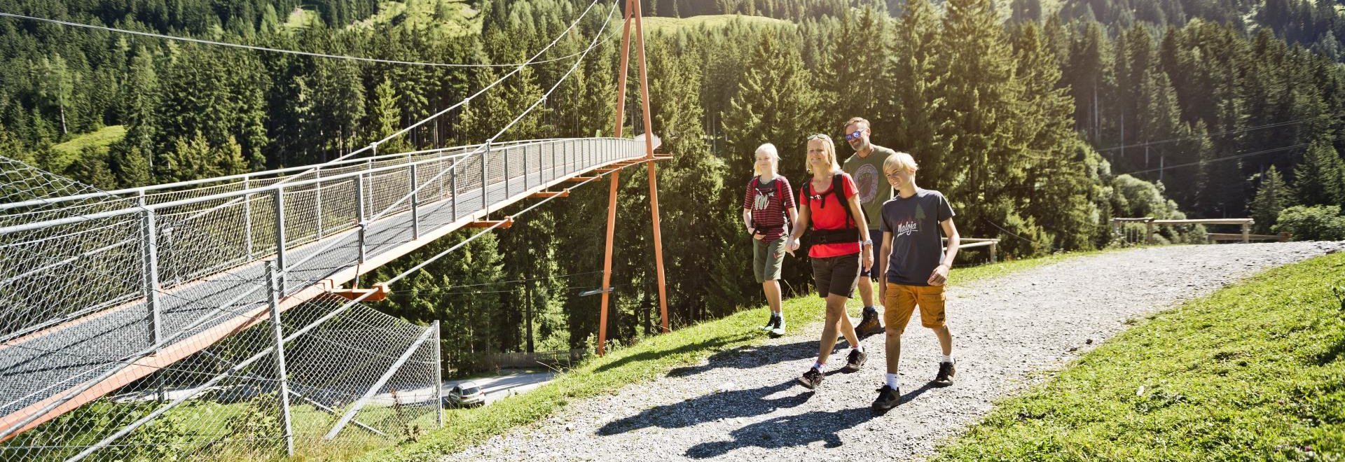 Familie beim Wandern in Saalbach nahe der Golden Gate Bridge of the Alps