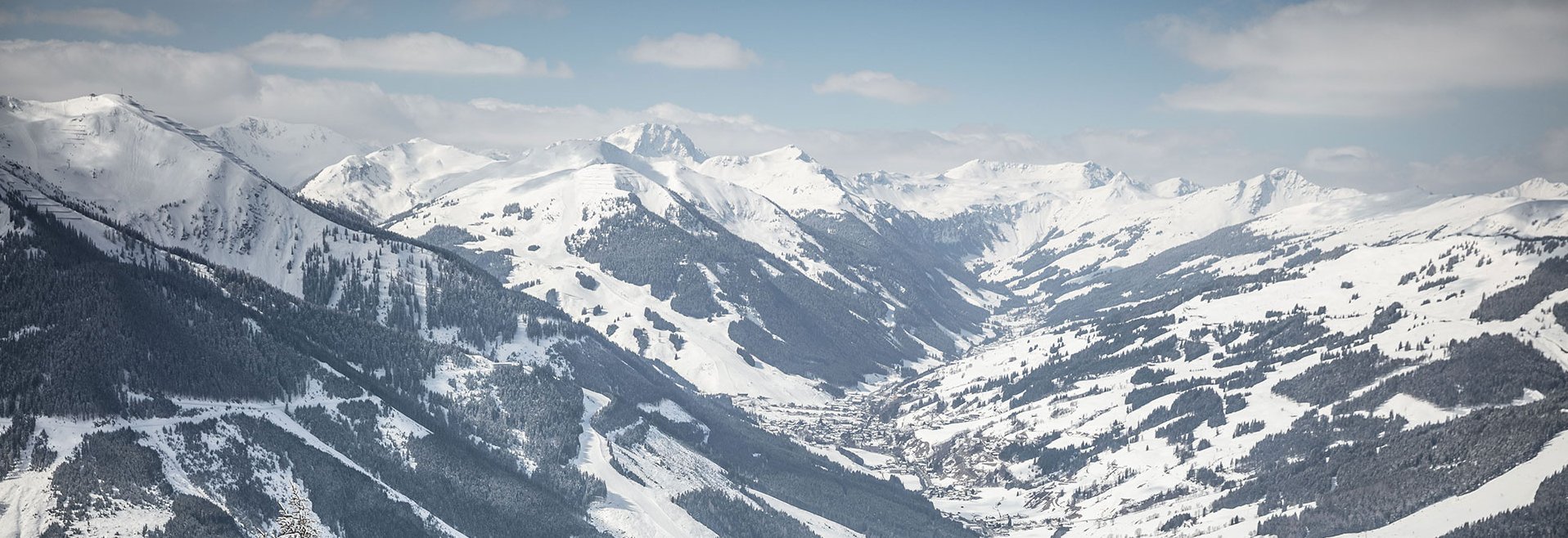 Mountain panorama ski circus Saalbach Hinterglemm