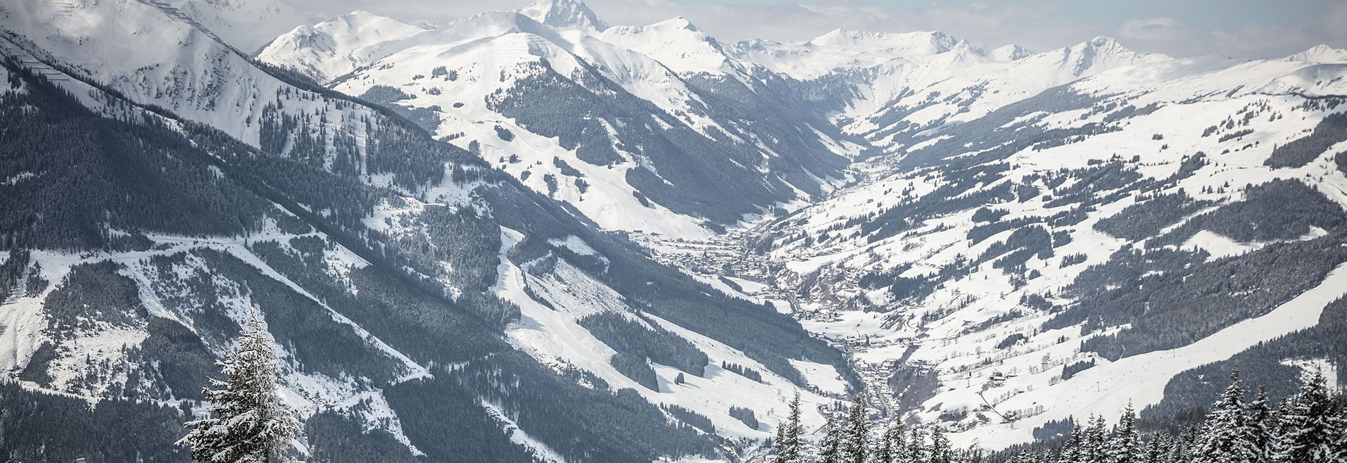 Mountain panorama ski circus Saalbach Hinterglemm