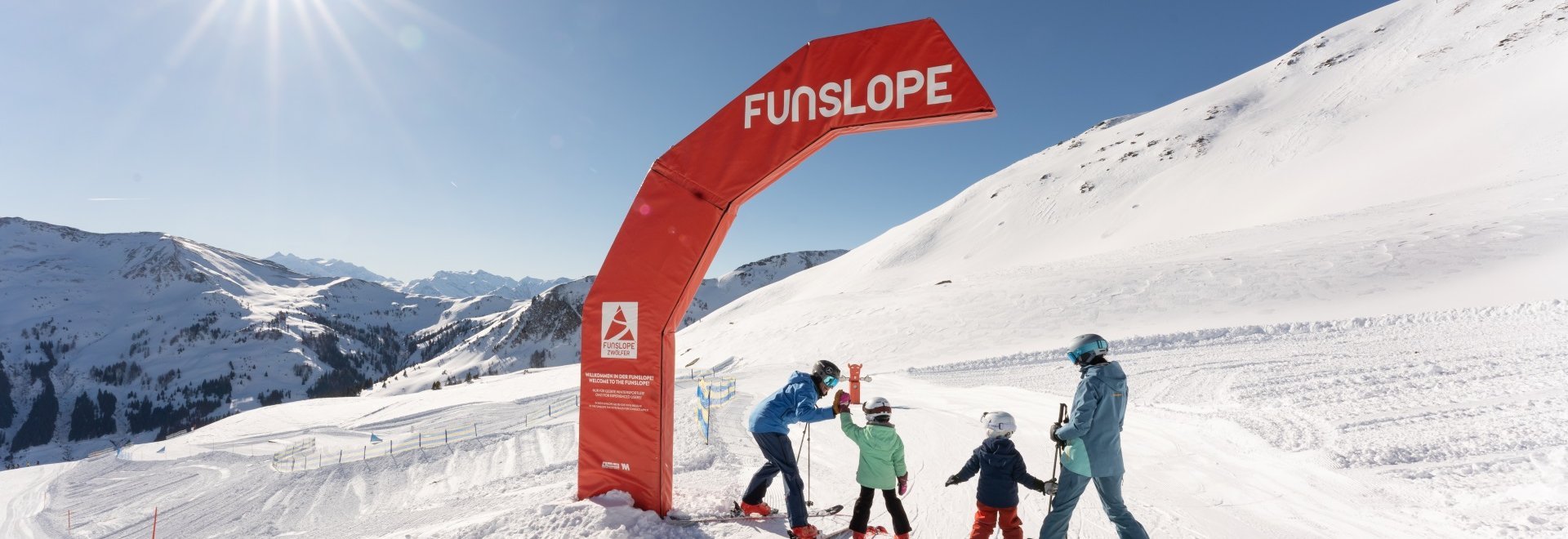 Familie beim Skifahren in Saalbach Hinterglemm