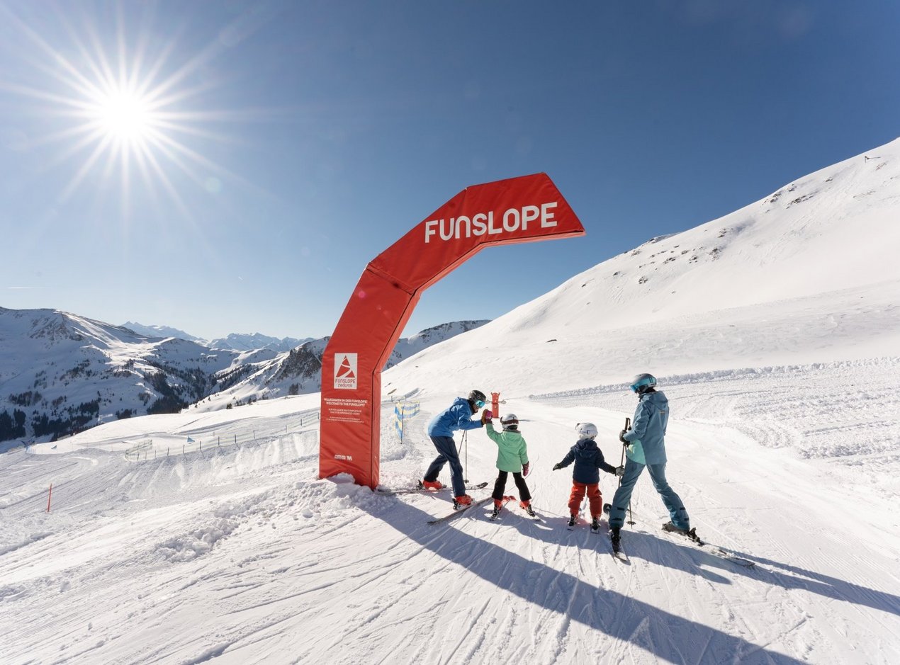 Familie beim Skifahren Familie beim Skifahren in Saalbach Hinterglemm