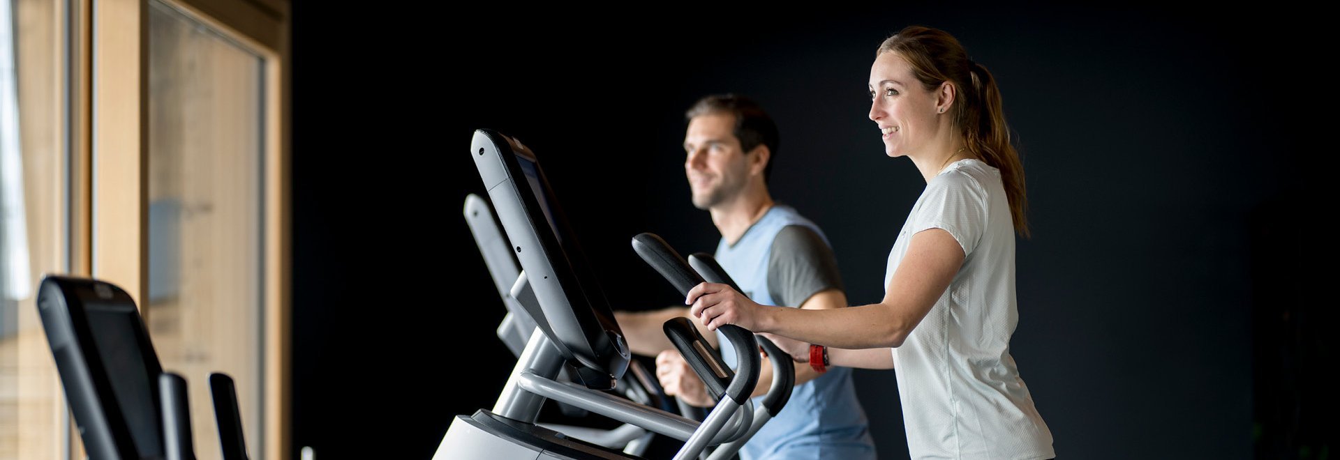 Zwei Frauen im Gym im Zwölferhaus