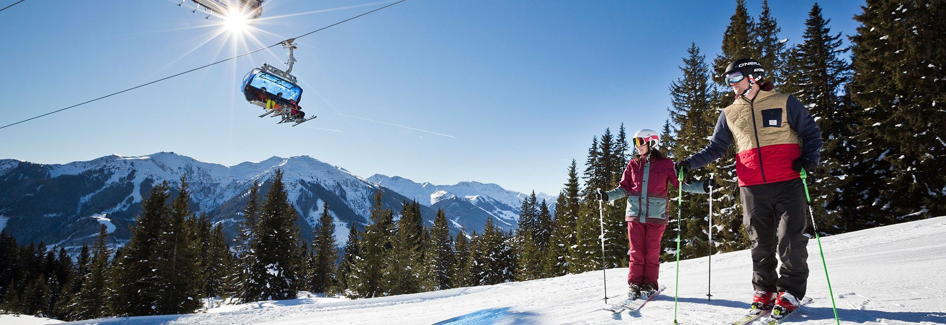 Familie im Skicircus Saalbach Hinterglemm