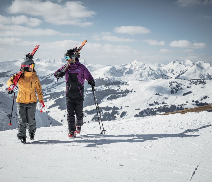 Paar mit Skiern Paar mit Skiern
