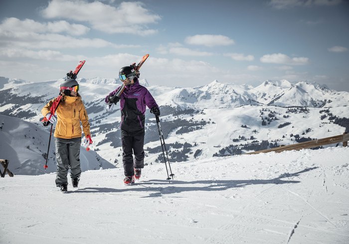 Paar mit Skiern Paar mit Skiern