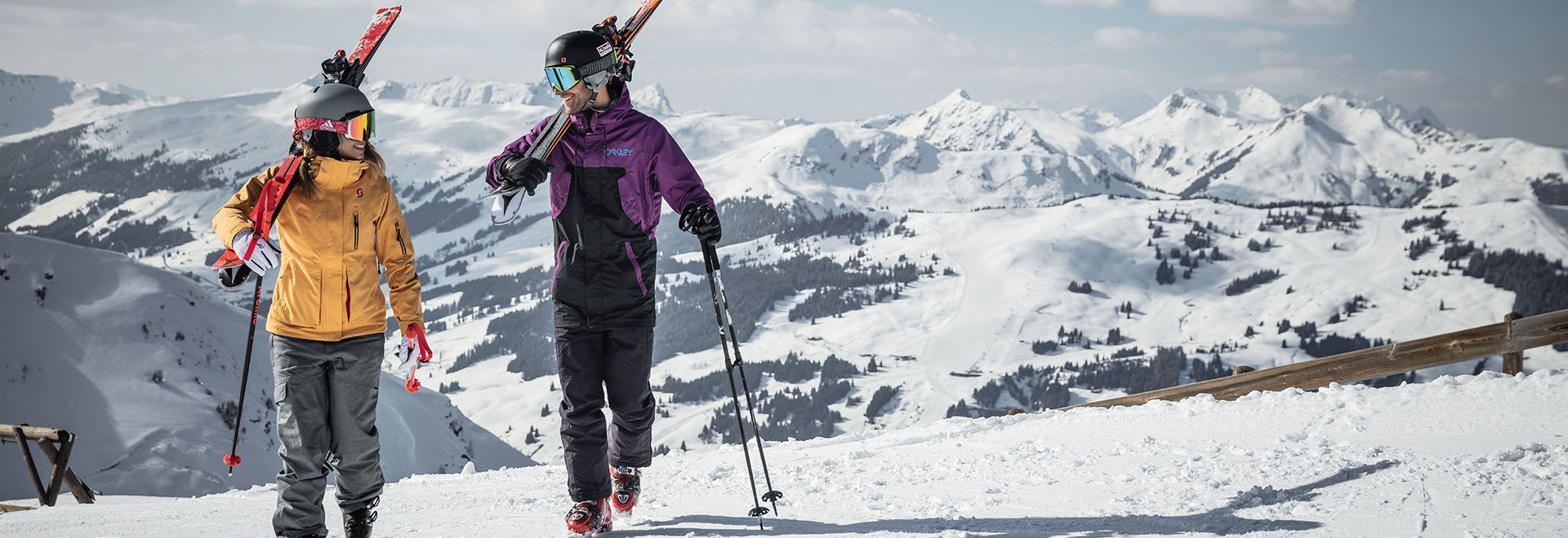 Paar mit Skiern