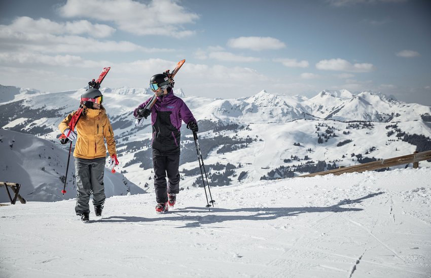 Paar mit Skiern