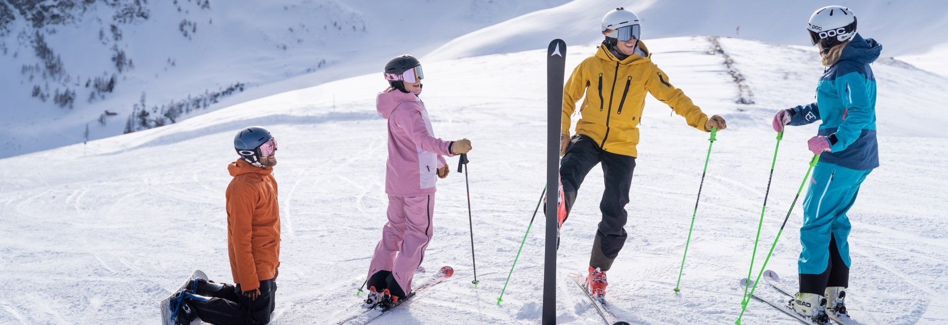 Snowboarder und Skifahrer auf der Piste in Saalbach Hinterglemm