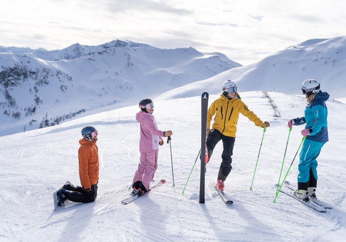 Snowboarder und Skifahrer auf der Piste in Saalbach Hinterglemm