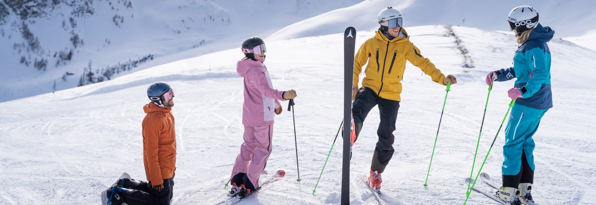 Snowboarder und Skifahrer auf der Piste in Saalbach Hinterglemm