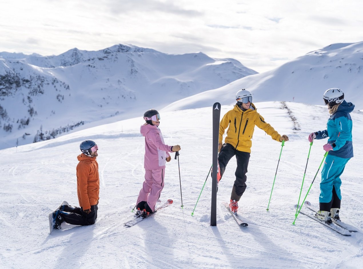 Snowboarder und Skifahrer auf der Piste in Saalbach Hinterglemm
