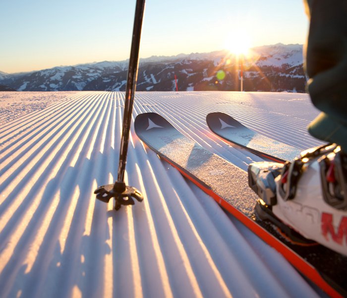 Skifahrer auf glitzerndem Schnee