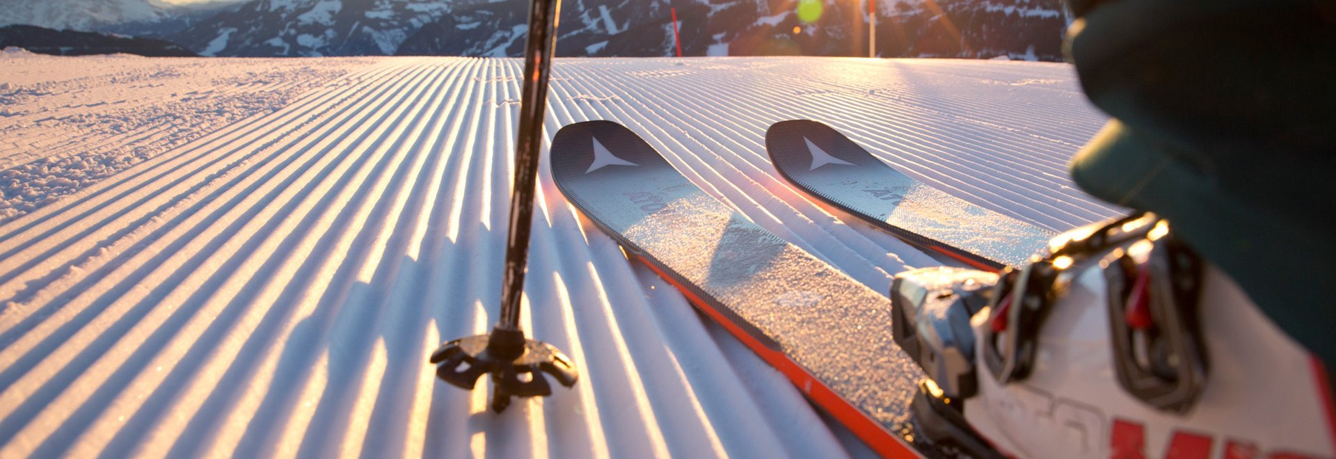 Skifahrer auf glitzerndem Schnee