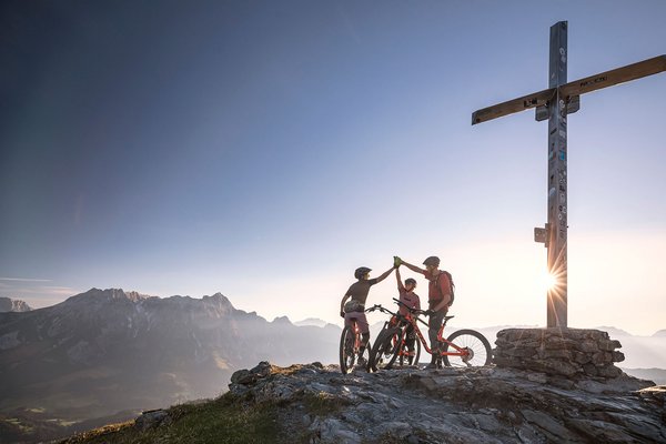 Mountainbiker am Gipfel