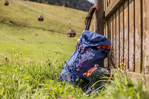 Wanderrucksack vor Hütte