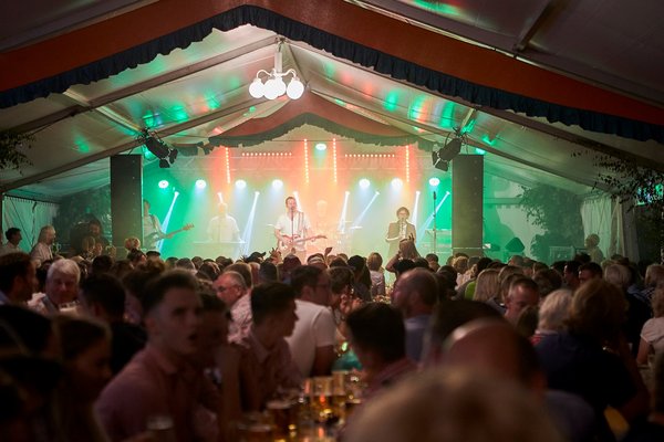 Hinterglemmer Bauernmarkt Feier mit Konzert im Zelt