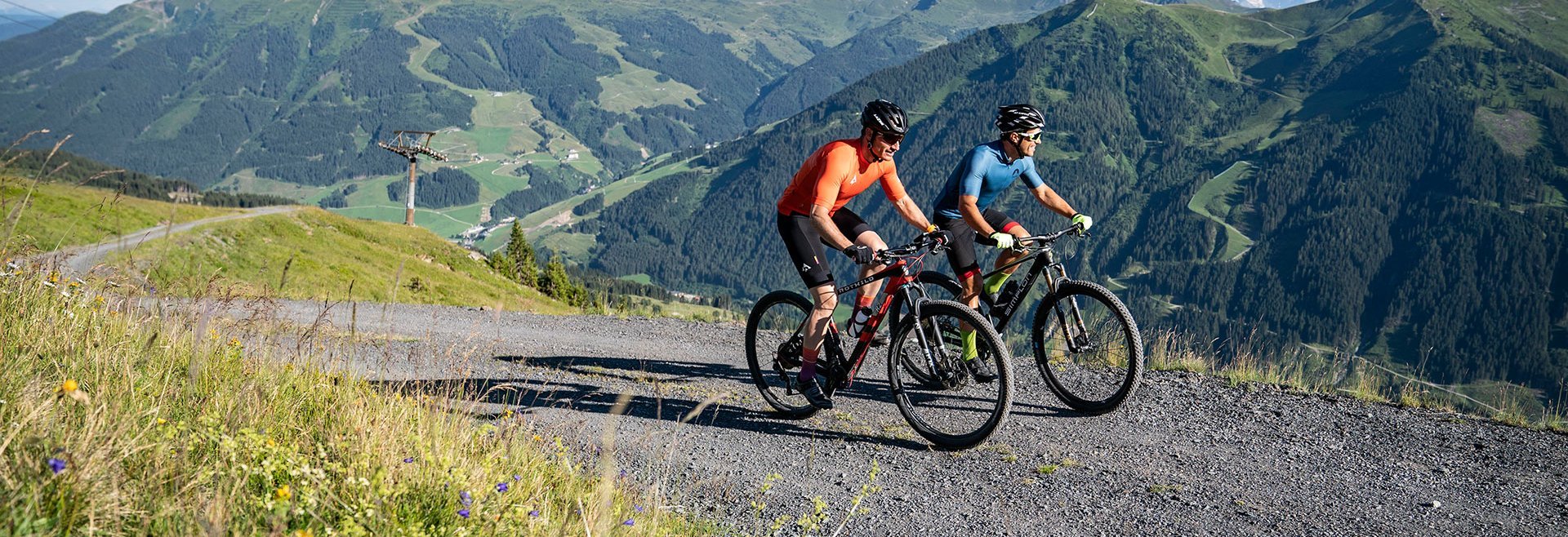 Zwei Mountainbiker in Saalbach Hinterglemm