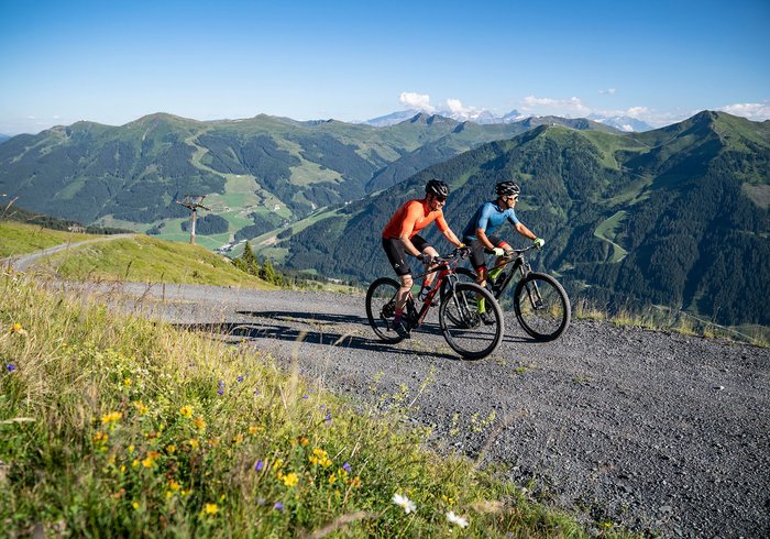 Zwei Mountainbiker in Saalbach Hinterglemm Zwei Mountainbiker in Saalbach Hinterglemm