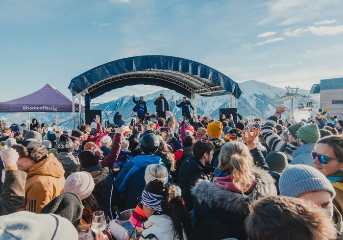 Personen bei einem Bergfestival im Winter.